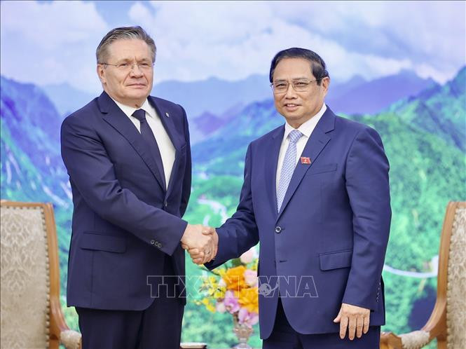 Le Premier ministre Pham Minh Chinh (droite) et Alexeï Likhatchev, directeur général de la Société nationale d'énergie atomique Rosatom. Photo: VNA