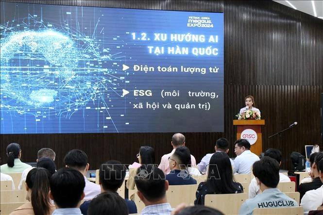 Une représentante du Centre de promotion du commerce République de Corée-Vietnam présente les tendances technologiques de l'IA en République de Corée. Photo: VNA 