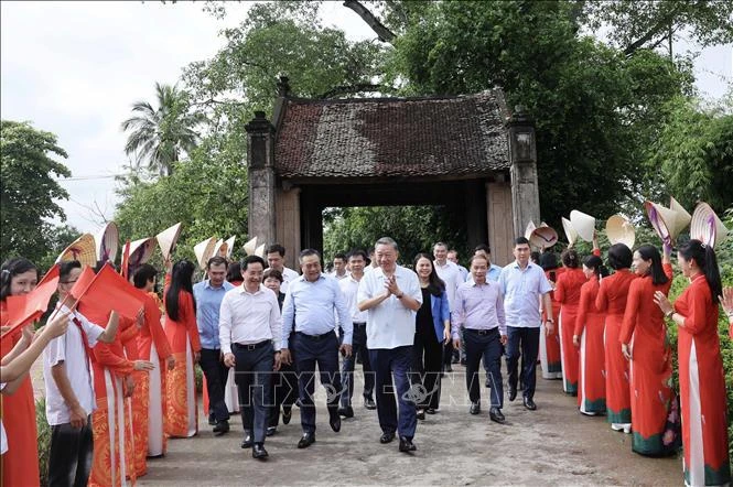 Le président To Lam se rend à l'ancien village de Duong Lam. Photo: VNA