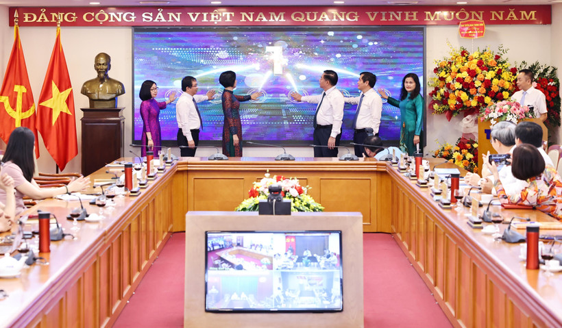 Nguyen Trong Nghia, membre du Bureau politique, secrétaire du Comité central du PCV, chef de la Commission centrale de sensibilisation et d'éducation, et les délégués lors de la cérémonie de lancement du site web dédié à la protection des fondements idéologiques du Parti. Photo: VNA