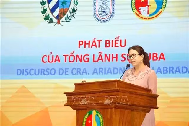 La consule générale cubaine, Ariadne Feo Labrada, s'exprime à cet événement. Photo: VNA