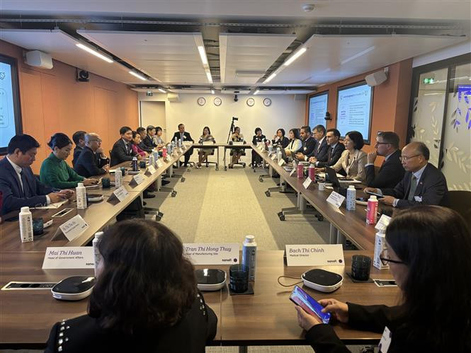 La délégation vietnamienne conduite par Mme Nguyen Thi Kim Tien, ancienne ministre de la Santé et présidente d'honneur de l'Association d'amitié et de coopération Vietnam-France, à la séance de travail avec les dirigeants du groupe Sanofi. Photo : VNA 