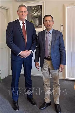 L'ambassadeur du Vietnam en Australie, Pham Hung Tam (droite) et le président du Conseil d'affaires Australie-Vietnam du Queensland, Simon White. Photo: VNA