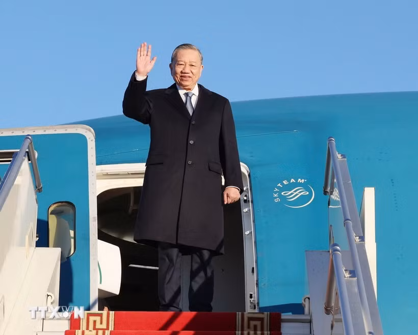 Le secrétaire général du PCV et président vietnamien, To Lam, quitte l'aéroport international de Chinggis Khaan, le 1er octobre. Photo: VNA