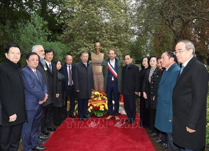 Le dirigeant To Lam (7e à partir de la gauche) rend hommage au Président Ho Chi Minh au parc Montreau. Photo: VNA