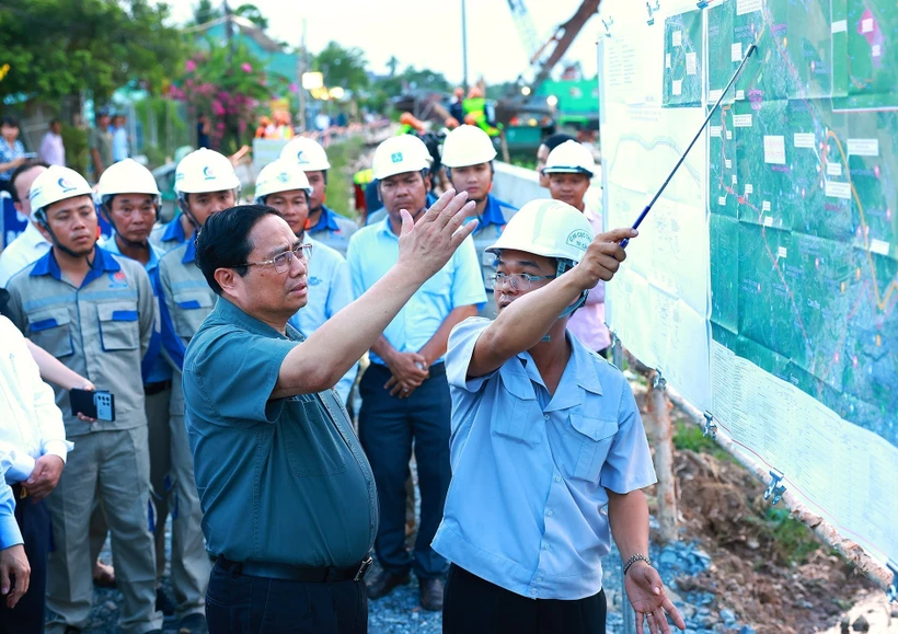 Le Premier ministre sur le chantier de digue de prévention des glissements de terrain sur la rivière Tra Noc, district de Binh Thuy. Photo : VNA