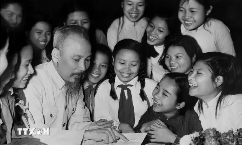 Une délégation d'élèves de l'école Trung Vuong est venue féliciter l'Oncle Ho pour son anniversaire, le 19 mai 1958, au Palais présidentiel. Photo d'archives : VNA