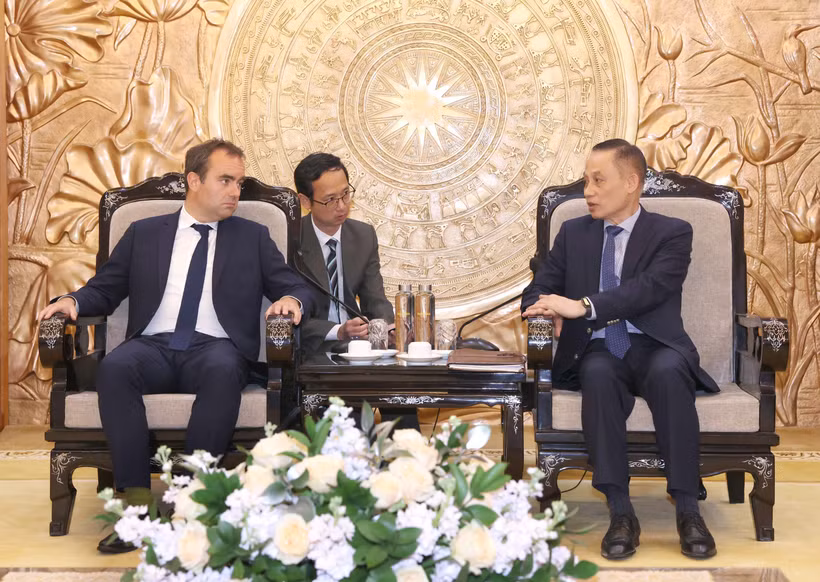 Le président de la Commission centrale des relations extérieures du Parti, Le Hoai Trung (droite) et le ministre français des Armées, Sébastien Lecornu. Photo : VNA