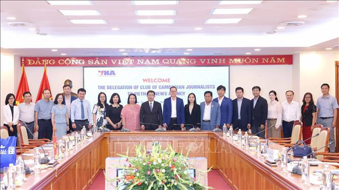 La séance de travail entre des journalistes vietnamiens et cambodgiens au siège du Centre national d'information. Photo : VNA
