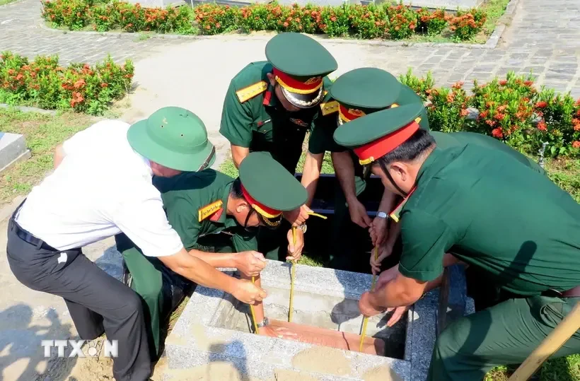 La cérémonie d’inhumation de 11 restes de martyrs volontaires vietnamiens tombés au Laos. Photo : VNA