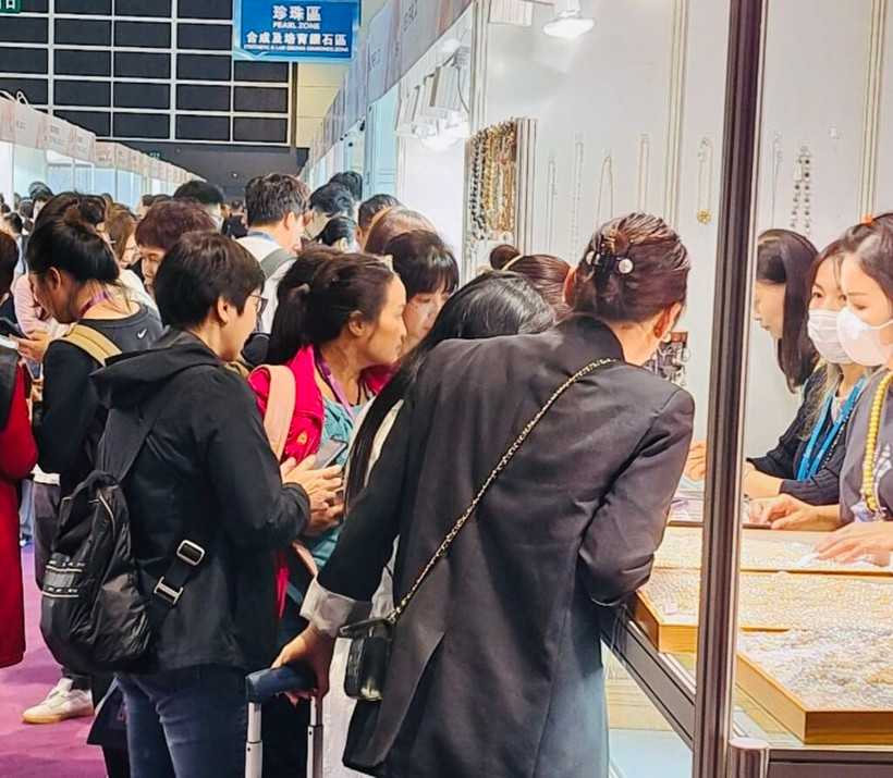 Des clients lors du 17e Salon international de la bijouterie 2023. Photo : BTC/CVN