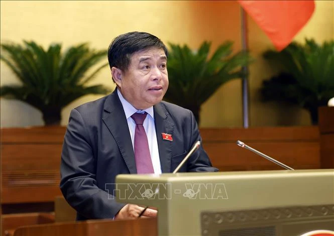 Les députés écoutent la présentation de documents sur les politiques spécifiques pour Da Nang et Nghe An