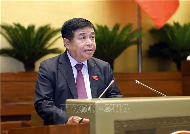 Les députés écoutent la présentation de documents sur les politiques spécifiques pour Da Nang et Nghe An