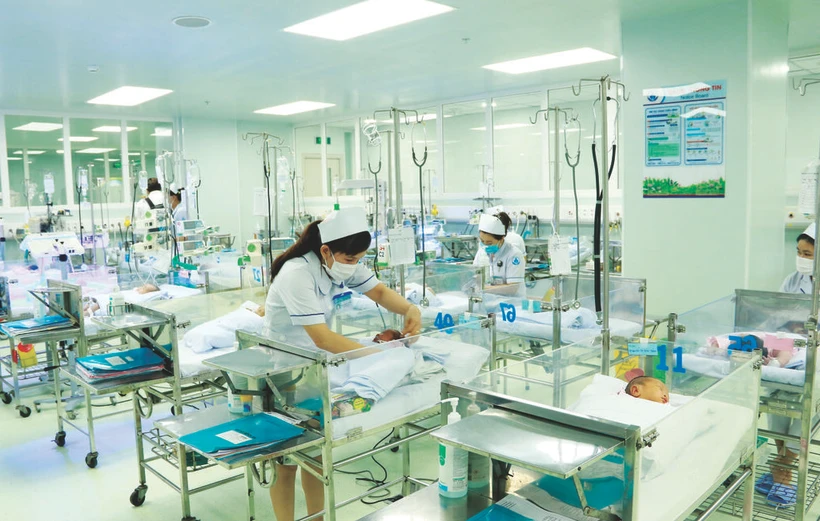 Selon les données en 2023 de l’Office général des statistiques, chaque femme vietnamienne en âge de procréer a 1,9 enfant en moyenne, le chiffre le plus bas jamais enregistré. Photo : VNA/CVN 