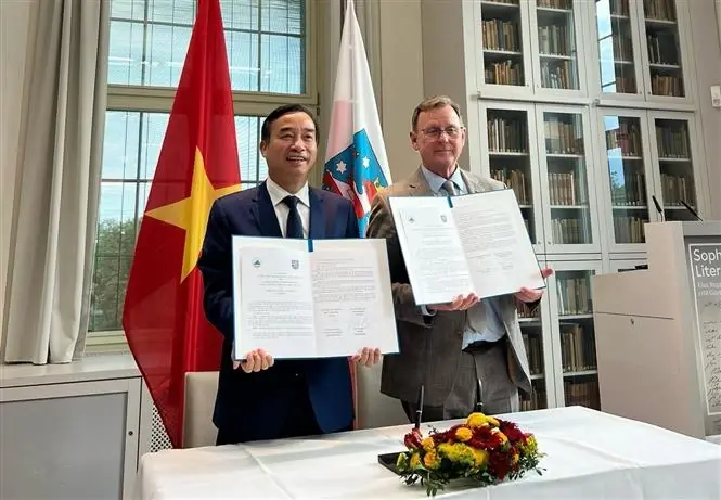 Le secrétaire adjoint du Comité du Parti et le président du Comité populaire de la ville de Da Nang, Le Trung Chinh (gauche) et le Premier ministre de l'État de Thuringe de l’Allemagne, Bodo Ramelow, ont signé un protocole d'accord de coopération. Photo : VNA