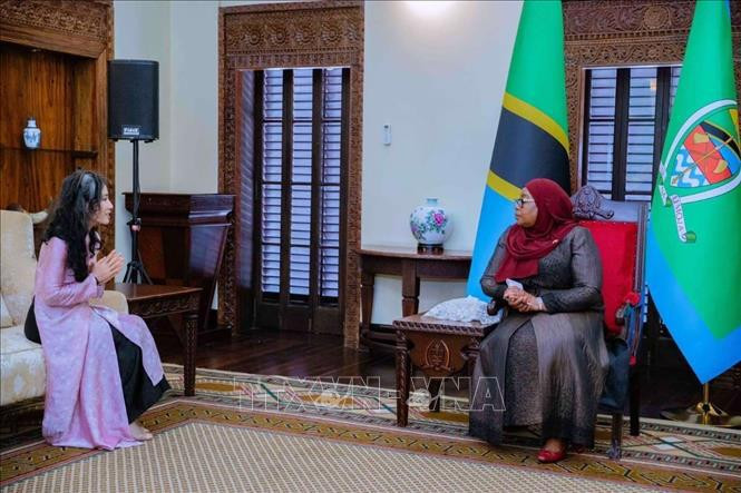 L'ambassadrice du Vietnam en Tanzanie Vu Thanh Huyen (gauche) et la présidente de la République-Unie de Tanzanie Samia Suluhu Hassan. Photo: VNA