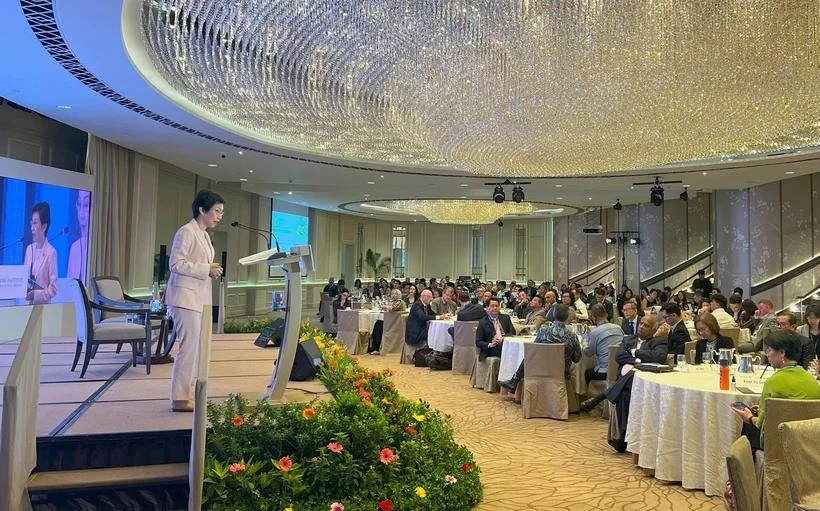 Grace Fu, ministre singapourienne du Développement durable et de l'Environnement s'exprime lors du dialgoue. Photo : VNA