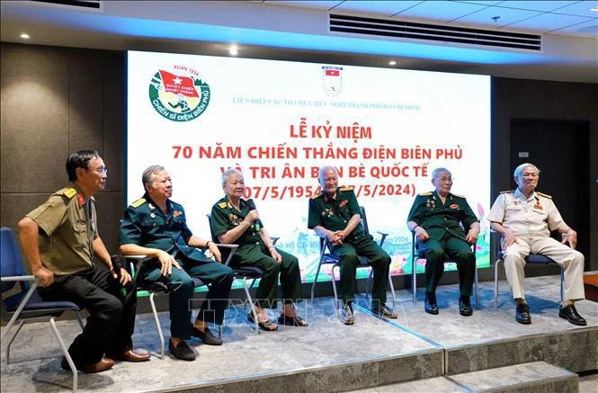 Echange avec des vétérans particpant à la campagne de Dien Bien Phu. Photo : VNA