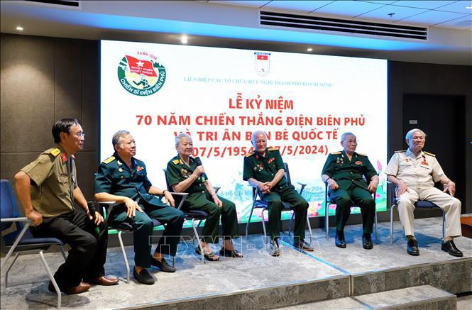 Echange avec des vétérans particpant à la campagne de Dien Bien Phu. Photo : VNA