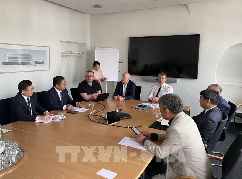 La délégation a travaillé avec le consulat général du Vietnam à Francfort et certains établissements de soins de santé, de soins des personnes âgées et d'enseignement professionnel en Allemagne. Photo : VNA