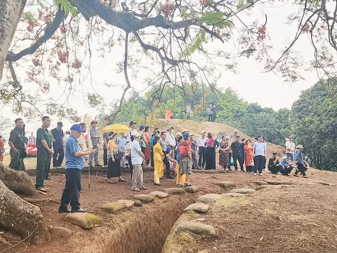 Plusieurs jours avant le 70e anniversaire de la Victoire de Dien Bien Phu (7 mai 1954), la province de Dien Bien, en particulier dans la zone des reliques du champ de bataille de Dien Bien Phu, attirent de nombreux visiteurs. Photo : journal Sài Gòn Giải Phóng