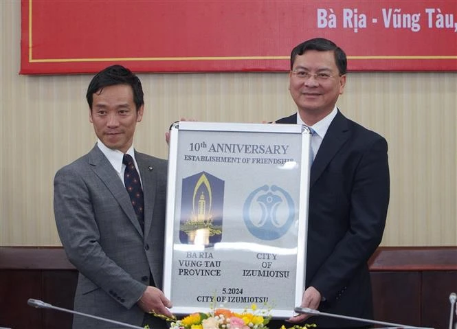 Minamide Kenichi, maire de la ville d'Izumiotsu, préfecture d'Osaka, a présenté un cadeau à la province de Ba Ria-Vung Tau pour célébrer le 10e anniversaire de l'accord de coopération entre Izumiotsu et Ba Ria-Vung Tau. Photo : VNA