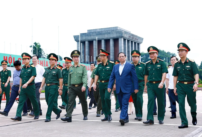 Le PM Pham Minh Chinh inspecte le travail de rénovation périodique du mausolée du Président Hô Chi Minh. Photo : VNA