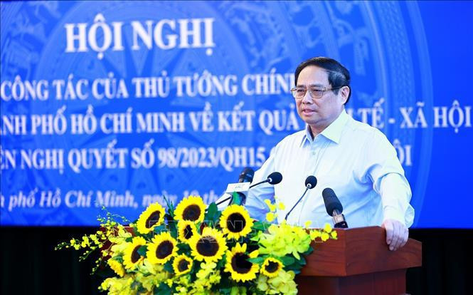 Le Premier ministre Pham Minh Chinh a présidé la réunion sur la situation de développement socio-économique de Ho Chi Moinh-Ville et la mise en œuvre de la Résolution No 98 sur le pilotage de mécanismes et politiques spécifiques pour le développement de la ville. Photo : VNA