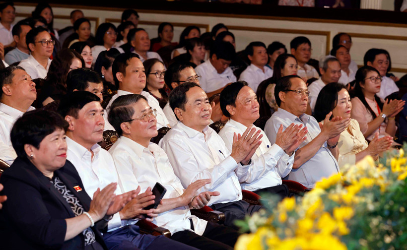 Des délégués au Spectacle spécial "Soleil de Ba Dinh" à Hanoï. Photo : VNA
