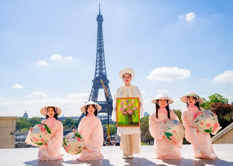 Exposition de peintures sur le lotus rose à Hanoï