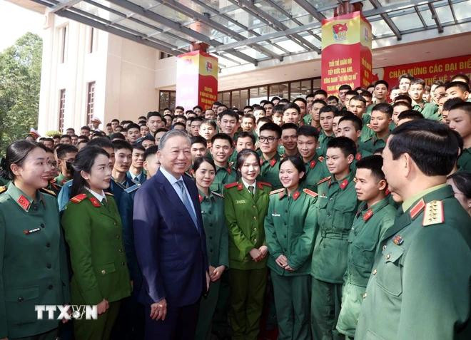 Le secrétaire général du Parti To Lam rencontre des jeunes de l'armée. Photo : VNA