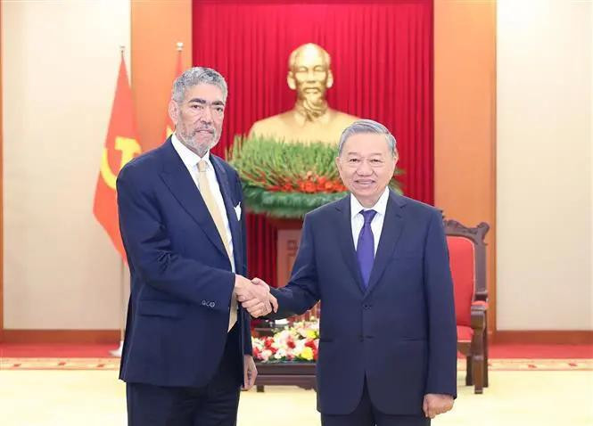 Le secrétaire général du Parti communiste du Vietnam To Lam (droite) et le secrétaire général du Mouvement de la gauche unie, ministre de la Politique d'intégration régionale de la République dominicaine. Photo : VNA