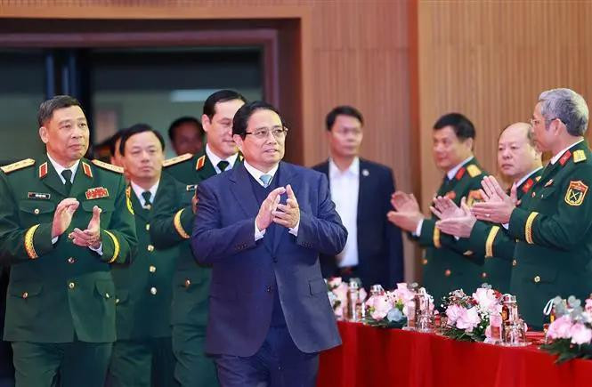 Le Premier ministre Pham Minh Chinh à l'Académie de la Défense. Photo : VNA