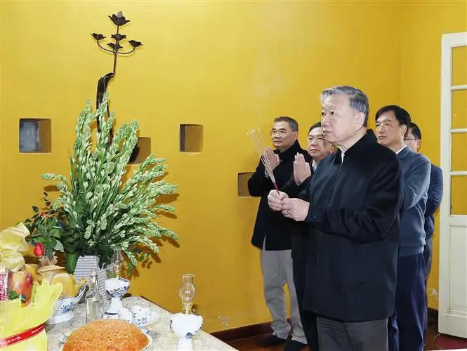 Le secrétaire général du Parti To Lam rend hommage au Président Ho Chi Minh dans la Maison 67. Photo : VNA