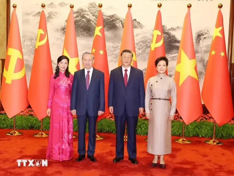 Le secrétaire général du Parti communiste chinois, président chinois Xi Jinping, son épouse et le secrétaire général du Parti communiste du Vietnam et président vietnamien To Lam (2 à gauche) et son épouse (août 2024). Photo : VNA