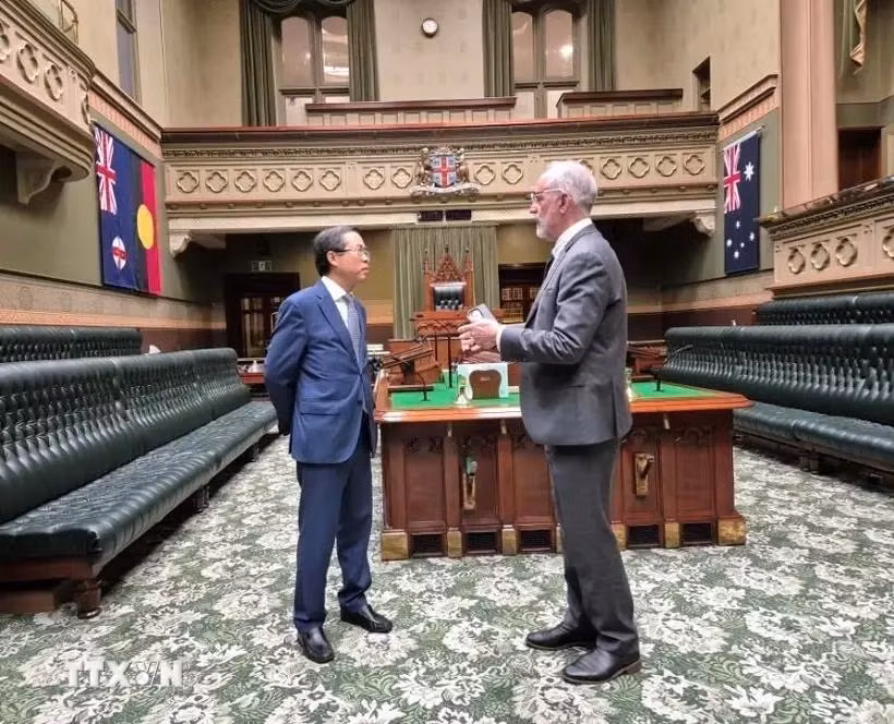 L'ambassadeur vietnamien en Australie, Pham Hung Tam (gauche), et le président de l'Assemblée législative Greg Piper. Photo: VNA