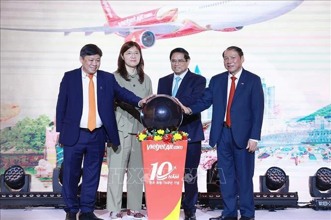 Le Premier ministre Pham Minh Chinh (2e à partir de la droite) à la cérémonie d'ouverture de la ligne entre Daegu et Nha Trang. Photo: VNA