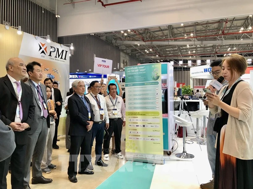Une entreprise présente des informations aux visiteurs lors de l'exposition. Photo: VNA