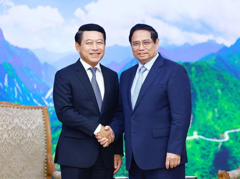 Le Premier ministre Pham Minh Chinh (droite) reçoit le vice-Premier ministre et ministre des Affaires étrangères du Laos, Saleumxay Kommasith. Photo: VNA