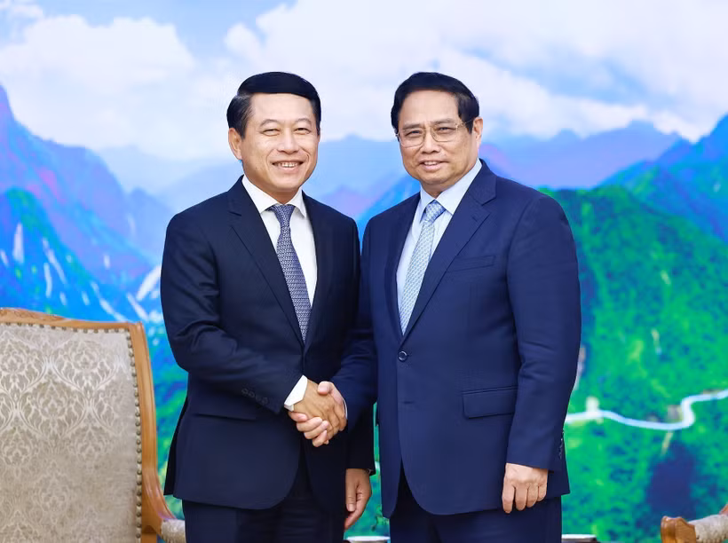 Le Premier ministre Pham Minh Chinh (droite) reçoit le vice-Premier ministre et ministre des Affaires étrangères du Laos, Saleumxay Kommasith. Photo: VNA