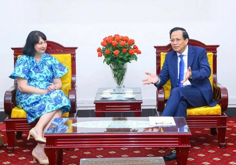 Le ministre du Travail, des Invalides et des Affaires sociales, Dao Ngoc Dung et Cristina Romila, ambassadrice de Roumanie au Vietnam. Photo: VietnamPlus