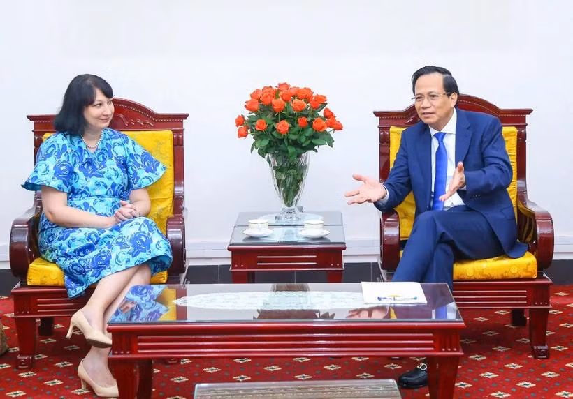 Le ministre du Travail, des Invalides et des Affaires sociales, Dao Ngoc Dung et Cristina Romila, ambassadrice de Roumanie au Vietnam. Photo: VietnamPlus
