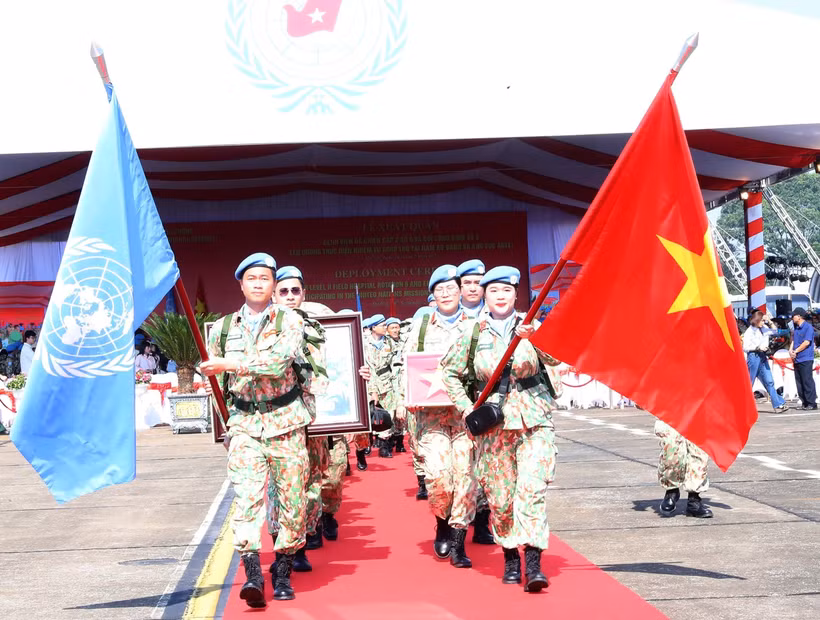 Cérémonie marquant le départ de l'hôpital de campagne de niveau 2 N°6 et de l'équipe du génie N°3 pour leur mission de maintien de la paix de l'ONU au Soudan du Sud et à Abyei. Photo: VNA