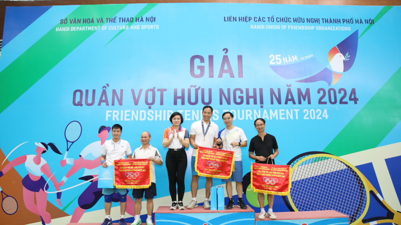 Remise des prix aux gagnants. Photo: VNA
