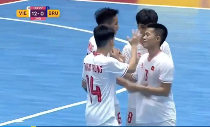 Les joueurs vietnamiens félicitent la victoire. Photo : VFF