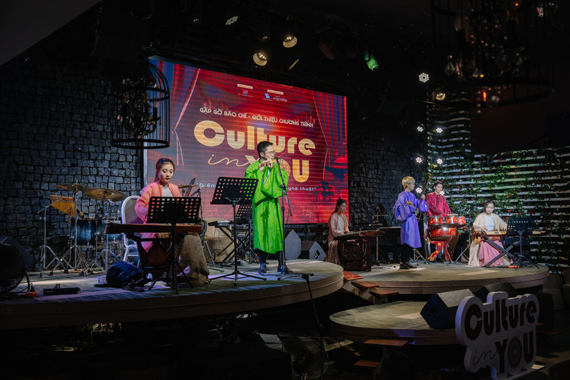 Un numéro musical est présenté lors de la conférence de presse, le 3 novembre à Hanoï. Photo: comité d'organisation