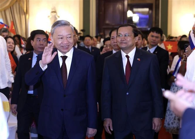 Le secrétaire général du Parti communiste du Vietnam et président To Lam à la rencontre intime avec des représentants d'amitié populaire et des jeunes cubains. Photo : VNA