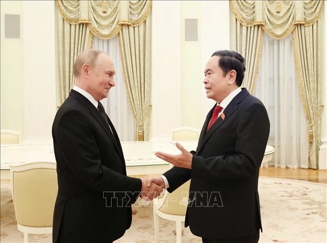 Le président de l'Assemblée nationale Tran Thanh Man (droite) et le président russe Vladimir Poutine. Photo : VNA