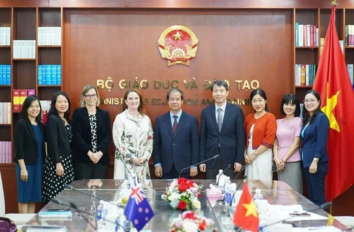 Le ministre vietnamien de l'Éducation et de la Formation, Nguyen Kim Son, l'ambassadrice de Nouvelle-Zélande au Vietnam Caroline Beresford et d'autres prennent la photo lors de la séance de travail. Photo : VNA