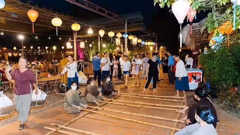 Des visiteurs explorent l'espace du "marché rural" et expérimentent des jeux folkloriques traditionnels dans le cadre du spectacle "L'essence du Nord". Photo : page de fans du spectacle